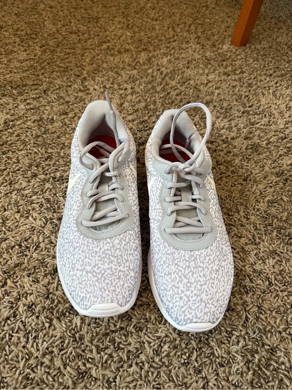 Nike Women's Light Gray Patterned Athletic Sneakers size 8
